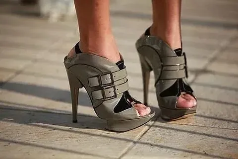 خرید کفش چرم پاشنه بلند زنانه + قیمت فروش استثنایی